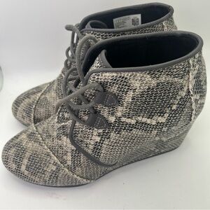 Toms Boots Womens 8 Kala Desert Gray Leather Snakeskin Wedge Ankle Top 10014883